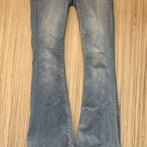 Snygga bootcut jeans ifrån Lager 157. Använd fåtalgånger och i bra skick!