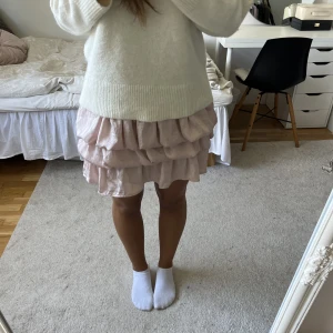 Volangkjol - Råsa volangkjol i satin. Användt 1 gång och i superbra skick.