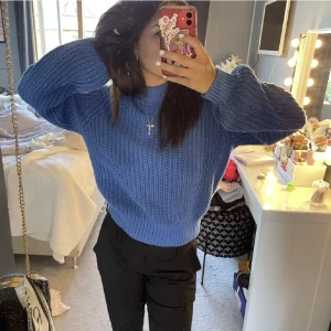 Stickad tröja - Säljer denna stickade tröja från Lindex🤍 bildena är lånade! Den är använd fåtal gånger därav är tröjan i gott skick!