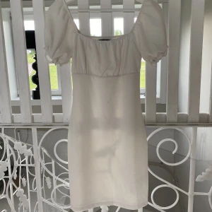 Vit klänning - Vit supersöt klänning. Finns dock några fläckar på den, har inte testat att tvätta och ta bort dem (köpt begagnat av mig o oanvänd av mig). Vid intresse kan jag tvätta o kika innan köp! 