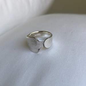 Så fin silver ring gjord av en sked !!💓 köptes för 300 kr , knappt använd. tryck på köp nu!