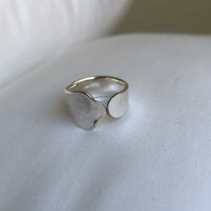 silver ring 😍 - Så fin silver ring gjord av en sked !!💓 köptes för 300 kr , knappt använd. tryck på köp nu!