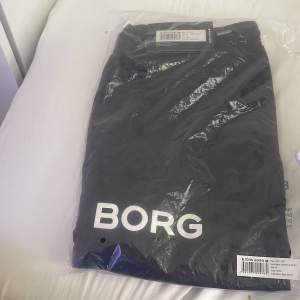 Hej säljer Björn Borg shorts till kvinnor o flickor och det kan va en bra present till sin mamma eller syster äkta o bra priser 200 st har ganska många grå och svart 