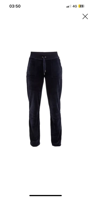 Juicy couture - Lägger ut dessa på nytt då förra köparen ångrade sig. Mörkblåa Juicy Couture byxor i stl L. Dem är i använt skick men ser ändå bra ut.  (Fläckarna på sista bilden är på spegeln å inte byxorna)  Hör gärna av dig om du är intressad🩷