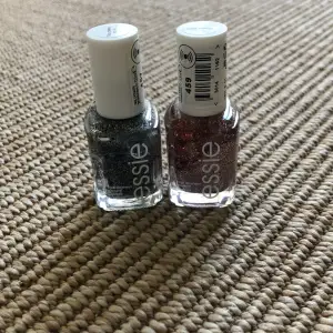 Två glittriga nagellack från Essie, ett i färgen ”in the mood ring” och ett i färgen ”disco doll”. Ett för 15, 2 för 25, köper man båda får man det tredje på köpet! Kolla gärna in mina andra annonser 💗💗