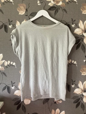 Stickad t-shirt - Så fin stickad kortärmad tröja!😍 Tar endast Swish och postar så snabbt som möjligt 🤩