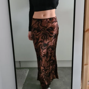 Midikjol - En jättefin midikjol som tyvärr inte kommer till användning😊 Har några små revor som knappt syns, se sista bilden