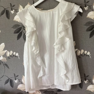 Super fin blus - Så himla fin blus men som tyvärr är lite liten!😬😍 Liten i storlek så mer som M-L Tar endast Swish och postar så snabbt som möjligt!🤩