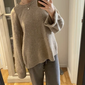 Arket beige tröja - Beige stickad tröja från arket! Mycket bra skick