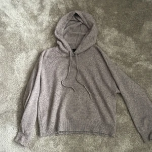 Brun stickad hoodie - Brun stickad hoodie från Lindex som har används fåtal gånger och den är som ny, köptes för 450 kr och säljer nu för 250 + frakt