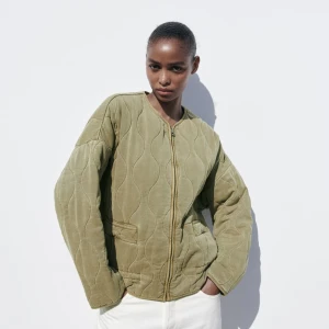 Vadderad jacka med fickor  - Supersnygg jacka perfekt till hösten💚 Köp direkt för 900kr