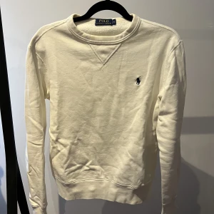 Sweatshirt Ralph Lauren  - Vit sweatshirt från Ralph Lauren.  Använd i väldigt gott skick. Nypris 899kr. Skick 8/10