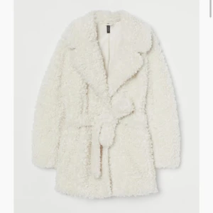 Jacka i fuskpäls - Vit fluffig jacka i fuskpäls, helt slutsåld. Sparsamt använd och i gott skick. Köpte för 399kr 