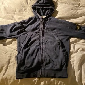 Stone island xs - Säljer denna hoodie för den är tyvärr för liten för mig riktigt fet men hoppas att nån annan blir glad för den