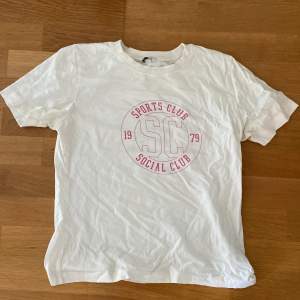 Vit T-shirt med rosa tryck från Cubus i storlek S💓