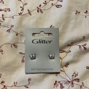 Örhängen - Säljer dessa jätte gulliga örhängen med en krona samt en rosa diamant i mitten