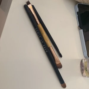 4st ögonskugge borstar FRI FRAKT!! - 1st Från Makeup store 2st Från So Eco 1st Från lindex  Allihopa för 95kr Aldrig använda