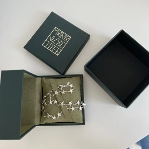 Maria Nilsdotter - Sälje mitt superfina Maria Nilsdotter halsband. Superfint och bara använt 1 gång. Nypris: 4500kr.❤️