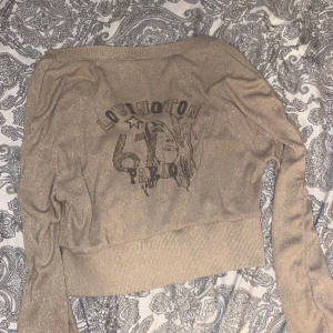 Cropped Shirt  - Den glittrar och är skön. Inte så använd 