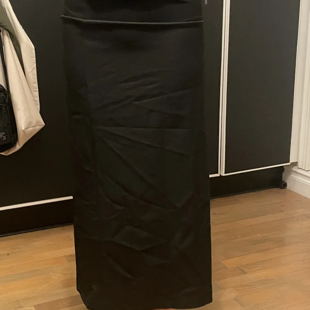 En super trendig lång kjol men en liten slitt. Har inte använts pg att den har varit för kort för mig. Köparen står för frakten💗. Kjolar.