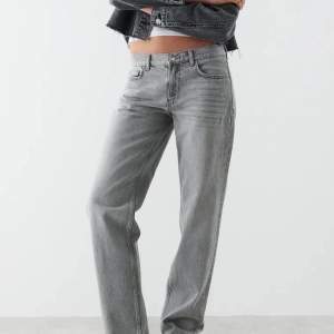 Gråa jeans från ginatricot i strl 36 och modell low straight jeans. Säljer pga att dom är för stora för mig. Köparen står för frakten