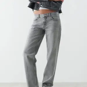 Gråa jeans från ginatricot i strl 36 och modell low straight jeans. Säljer pga att dom är för stora för mig. Köparen står för frakten