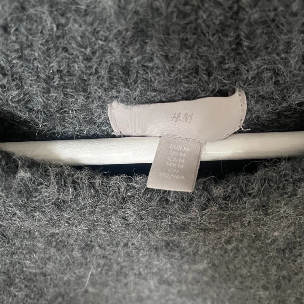 Stickad tröja med slits nere vid ärmarna från hm i strl m 🤍frakten är inräknad i priset . Stickat.