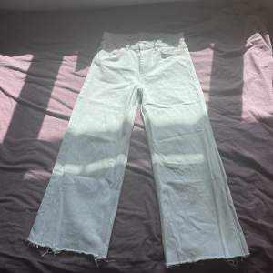 Ett par Baggy jeans från Junkyard. Storlek 28 men lite avklippta längst ner. Bara att skriva vid eventuella frågor!