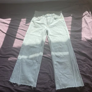 Baggy jeans - Ett par Baggy jeans från Junkyard. Storlek 28 men lite avklippta längst ner. Bara att skriva vid eventuella frågor!