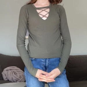 Grön långärmad tröja - Grön långärmad tröja från Hollister!💚 Änvänd ganska mycket men ändå fint skick🌟 Säljer denna tröja då jag inte tycker om den längre🌿 Storlek xs☘️