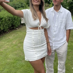 Vit miniklänning  - Vit miniklänning med snörning och knappar från zara. Jättefin och elegant men kommer tyvärr inte till användning längre då den blivit för liten. Köpt i storlek XS