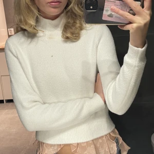 Stickad tröja  - I princip helt oanvänd stickad tröja från zara🥰storlek S men sitter mer som xs-s😍