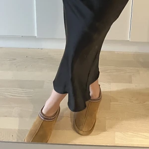 Låga uggs inspirerade skor - Jättefina tofflor/skor som likar uggs låga version. Så sköna och nästintill oanvända❤️