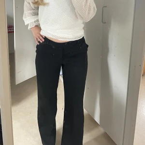 Mid waist kostymbyxor  - Mid waist kostymbyxor från vero moda. Super fina och sitter perfekt på mig som är 160 lång. Lite noppriga men inget man tänker på.