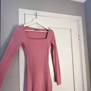 Klänning - Rosa ribbad klänning i bra kvalitet! Färgen syns bättre på andra bilden💗jag säljer klänningen för att den inte kommer till användning, går att diskutera priset