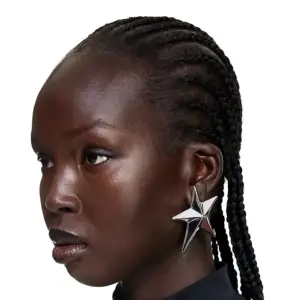 Är det någon som vill sälja H&M Mugler star örhängen som på bilden?  Kom med prisförslag, jag vill så gärna köpa. 