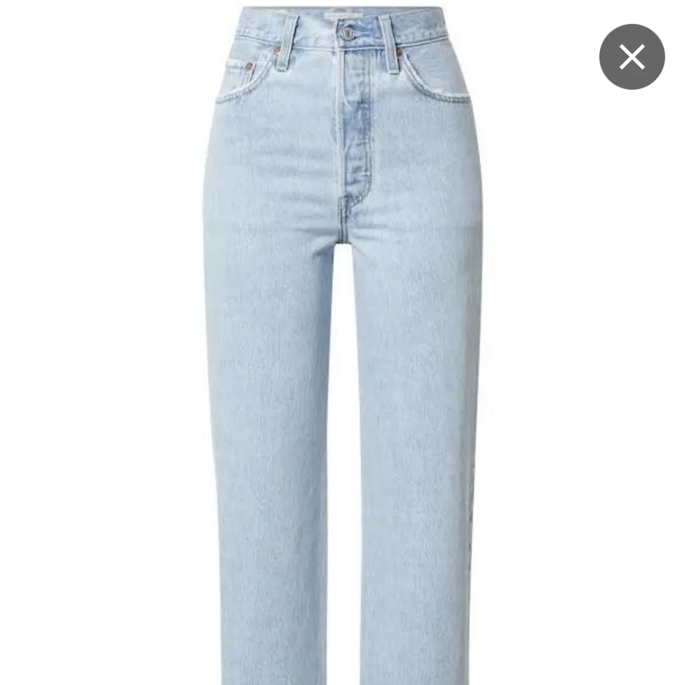 Säljer ett par snygga levis ribcage jeans, skicka ett meddelande för fler bilder💕. Jeans & Byxor.