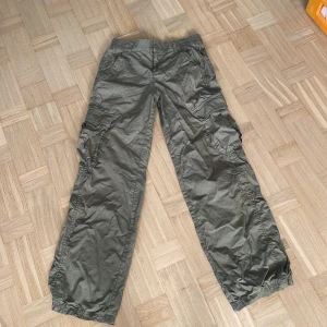 lågmidjade cargo’s - Säljer mina älsklings byxor som används sällan. Låga i midjan🤍