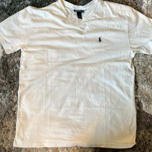 Ralph Lauren T-Shirt - Vit Ralph Lauren t-shirt utan defekter. Dm för fler frågor!