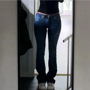 lådmidjade jeans - Lågmidjade jeans från zara i nyskick❤️ super fina och sköna❤️ säljs ej längre!