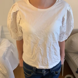 Zara topp - Jättefin zara topp med hålbrodier. Nyskick endast använd 1 gång, storlek S, 80kr.