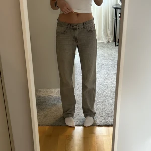 Gina Straight Jeans - Jeansen är i storlek 34 och används inte längre. Dom är använda fåtal gånger, kan skicka fler bilder om intresse finns🤗