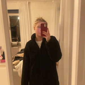 Teddyjacka - Jättefin och gosig teddyjacka i en väldig rak modell. Sparsamt använd utan några defekter!⭐️ Köparen står för frakt 🩷