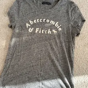 En grå-melerad abercrombie & fitch T-shirt, knappt använd