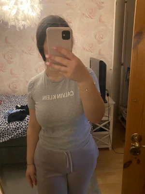 Calvin Klein t-shirt - Calvin Klein t-shirt i storlek 12 vilket är en xs/s🩶