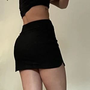 Minikjol - Svart minikjol från zara!  En av mina favoritkjolar men har tyvärr växt ur den. Köpte för 259kr men säljer den för 150kr!   I bra skick förutom en liten kant dom har gått upp (kan sys igen enkelt). 