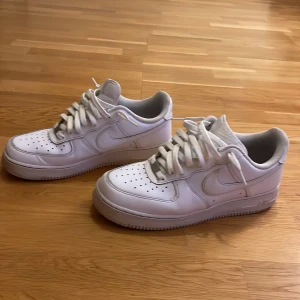 Air force Nike skor  - Relativt bra skick säljer för jag har tröttnat på de. Låda finns ej. 