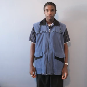 Blå väst - Thriftad blå oversized väst  Storlek XXL - Bra skick  Längd: 76 cm Bröst: 60 cm   Ställ gärna frågor  Följ @diviinethrift på instagra