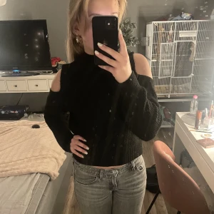 Stickad Tröja - En svart stickad tröja som inte sticks och har en bra passform. Skriv för funderingar!💞😊