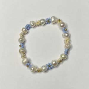 Pärlarmband  - Egengjort pärlarmband, med vanliga pärlor och sötvattenspärlor 🤍
